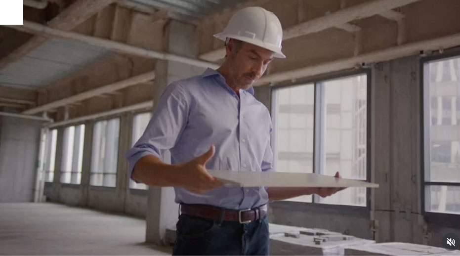 Cliente revisando material de construcción
