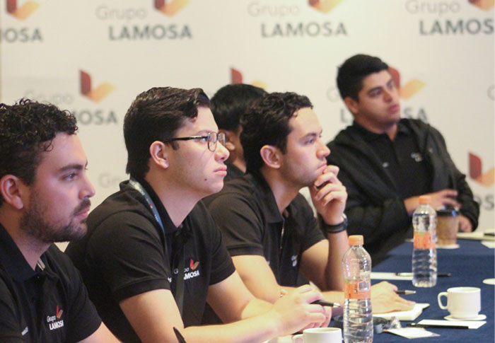 Colaboradores de Grupo Lamosa en capacitación